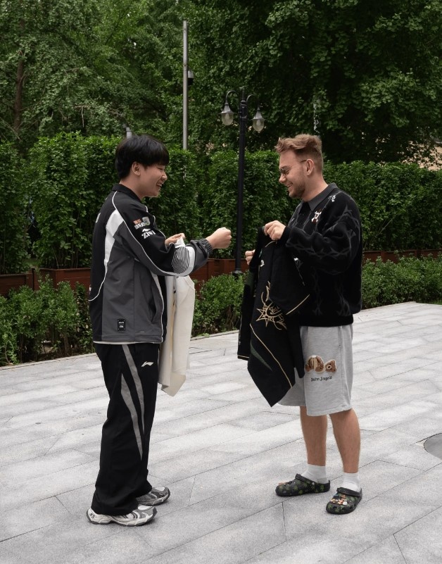 FLY分享队员与Rookie&Wei交换队服：一次匆匆的交换队服